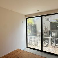 藤沢市片瀬三丁目の売買物件/1階洋室｜窓も大きい