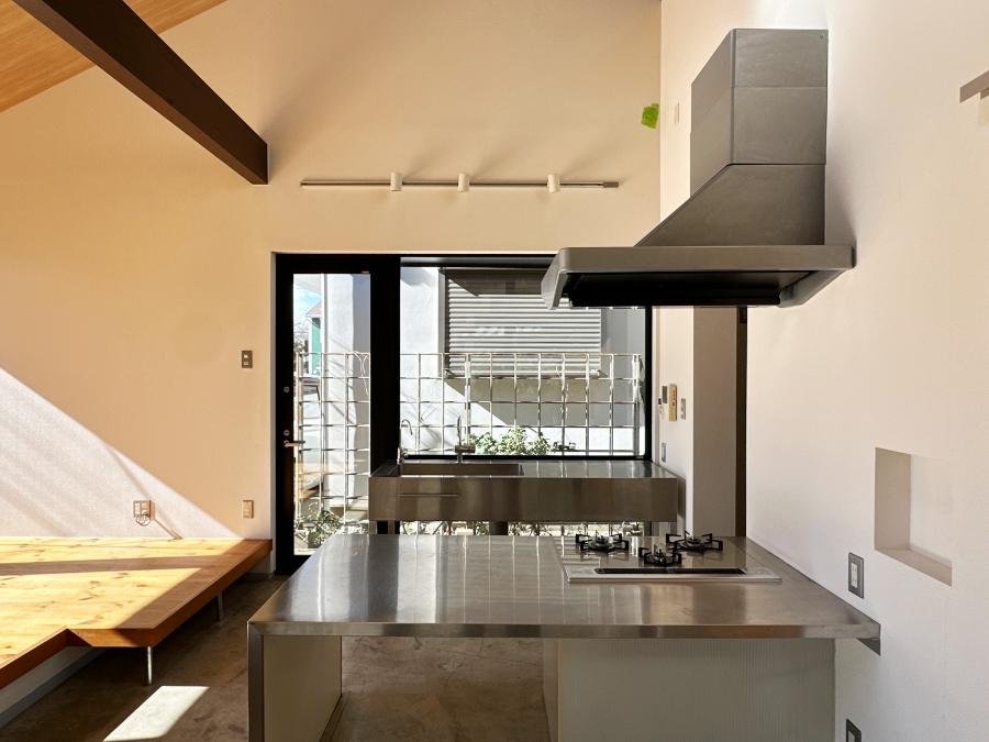 藤沢市片瀬三丁目の売買物件/キッチン｜調理台が広めのキッチンですが、やや天板の高さが低い