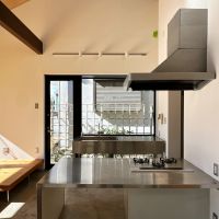 藤沢市片瀬三丁目の売買物件/キッチン｜調理台が広めのキッチンですが、やや天板の高さが低い