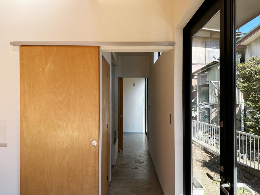 藤沢市片瀬三丁目の売買物件/玄関を開けて右を見る｜奥にはトイレと風呂と洋室。プライベートとパブリックが分けられています