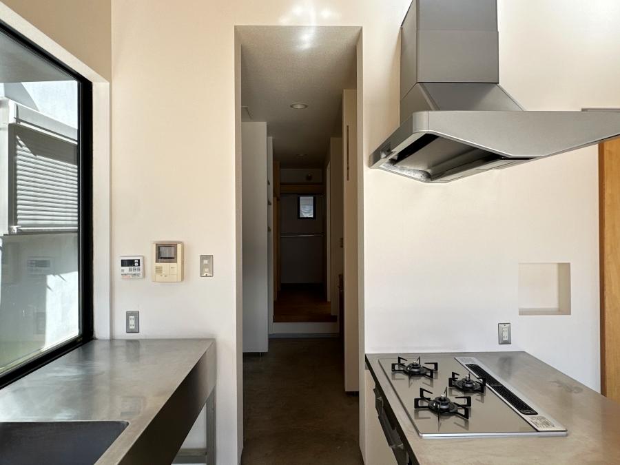 藤沢市片瀬三丁目の売買物件/キッチン｜奥には洗面台と納戸。納戸と洋室は繋がっていて回遊できます