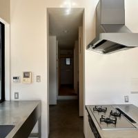 藤沢市片瀬三丁目の売買物件/キッチン｜奥には洗面台と納戸。納戸と洋室は繋がっていて回遊できます