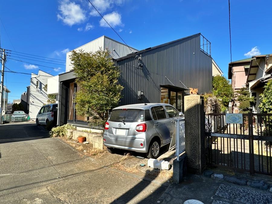 藤沢市片瀬三丁目の売買物件/外観｜車1台は駐車スペースあり
