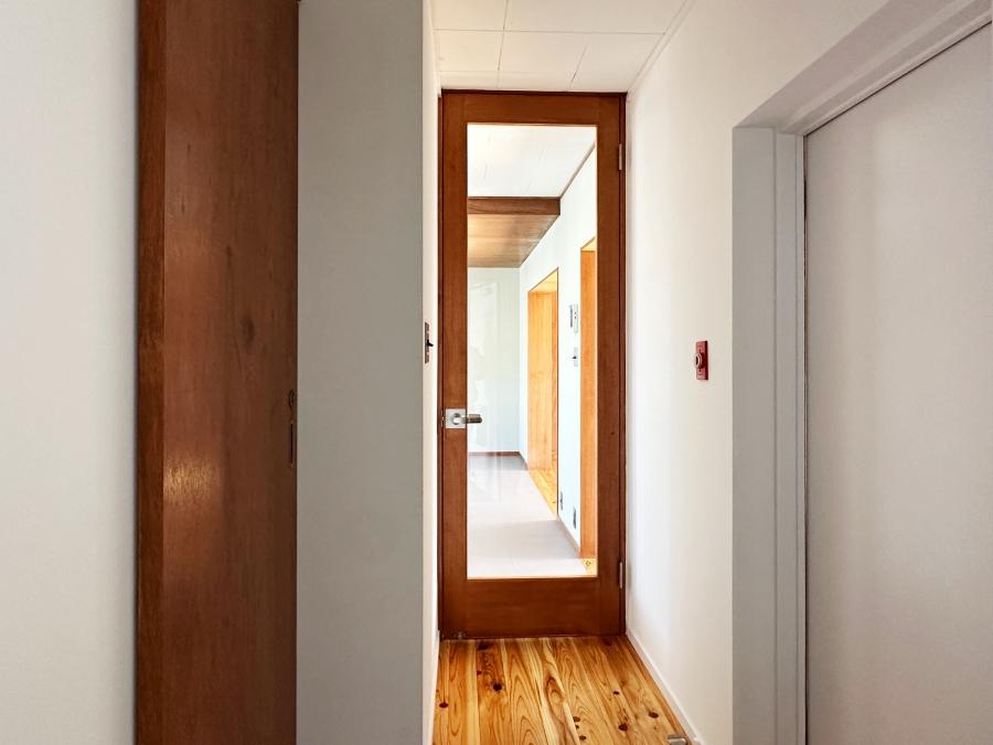 大磯町生沢の賃貸物件/玄関ホール｜背の低いフラッシュドアから全面クリアガラス入りのハイドアに変更して明るくなりました