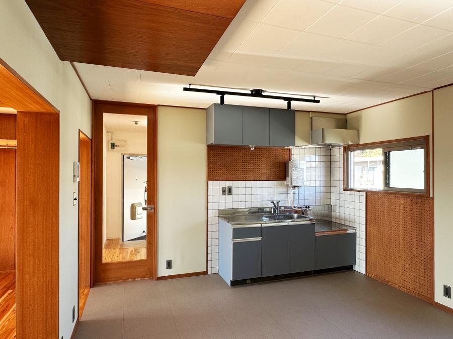 大磯町生沢の賃貸物件/ダイニングキッチン｜キッチンは既存のものにダイノックシートを貼っています