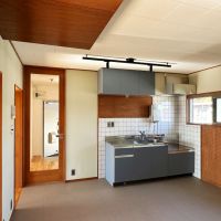 大磯町生沢の賃貸物件/ダイニングキッチン｜キッチンは既存のものにダイノックシートを貼っています