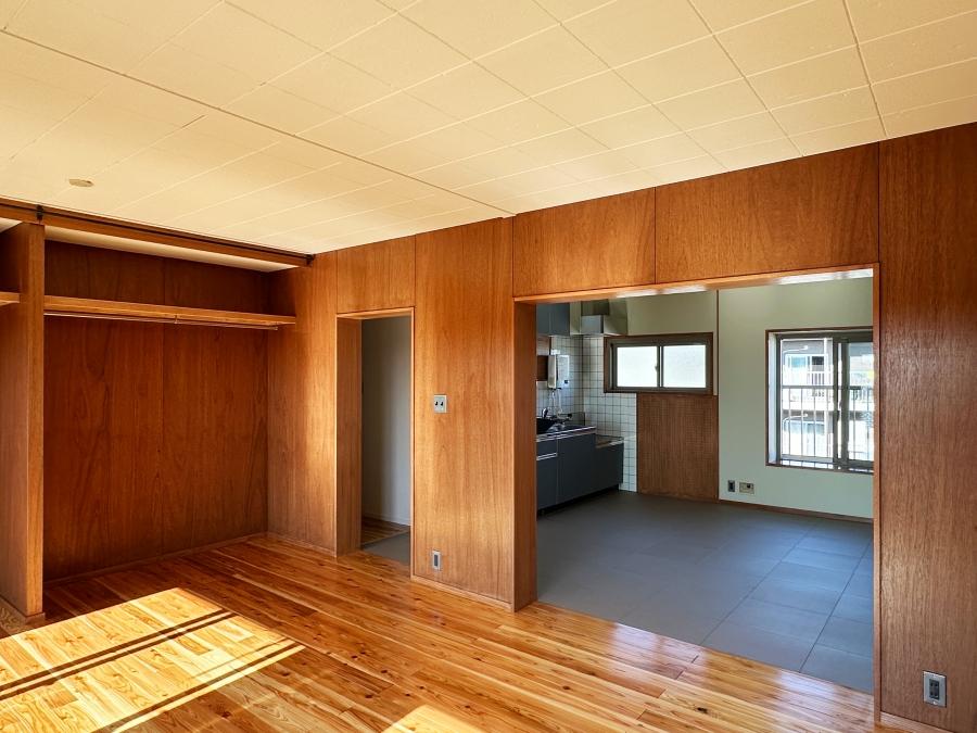 大磯町生沢の賃貸物件/リビング｜壁はラワンベニヤで床を無垢フローリングで全体的に暖かみのある仕上げに