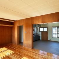 大磯町生沢の賃貸物件/リビング｜壁はラワンベニヤで床を無垢フローリングで全体的に暖かみのある仕上げに