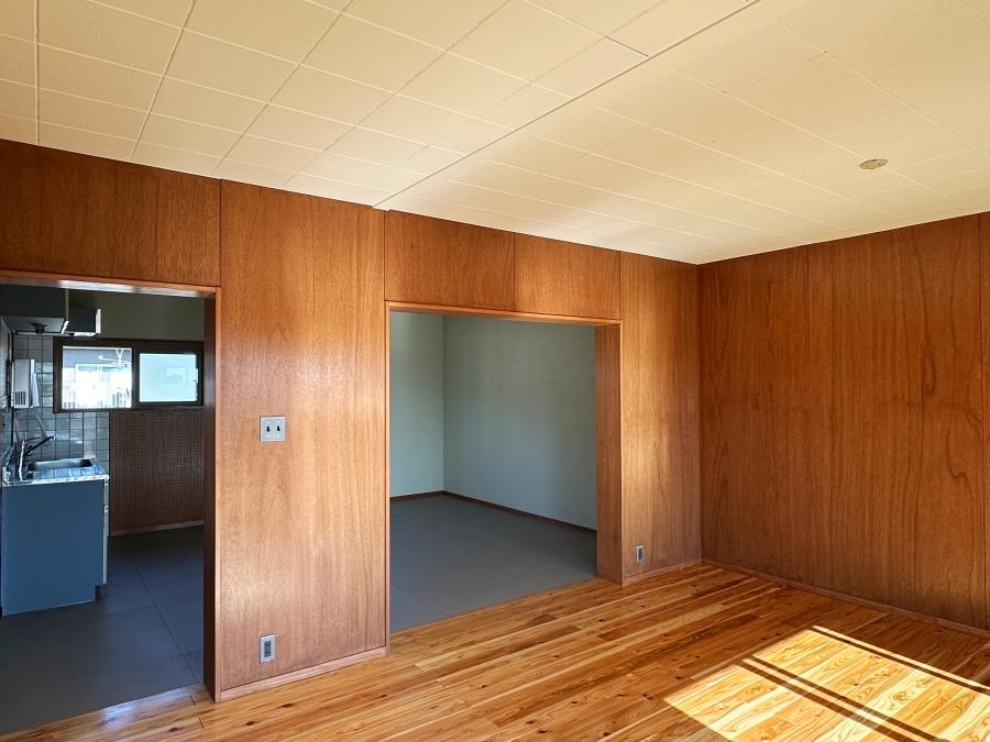 大磯町生沢の賃貸物件/リビング｜東側の壁はビス打ちしてカスタムできるDIYウォール