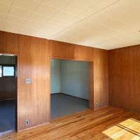 大磯町生沢の賃貸物件/リビング｜東側の壁はビス打ちしてカスタムできるDIYウォール