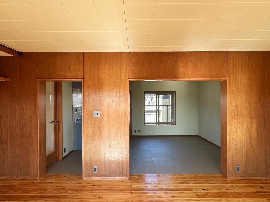 大磯町生沢の賃貸物件/リビングからダイニングを見る｜片方を出入りに使って、もう片方はスタッキングシェルフなんかで仕切ってもいいかもしれません