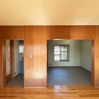 大磯町生沢の賃貸物件/リビングからダイニングを見る｜片方を出入りに使って、もう片方はスタッキングシェルフなんかで仕切ってもいいかもしれません