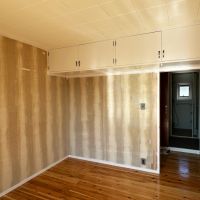 大磯町生沢の賃貸物件/洋室｜ここは壁紙を剥がしたままの状態。入居する方に洋室の壁紙を選んでもらうことにしました（指定のカタログから選ぶ場合は材料費や施工費は無料ですが、それ以外だと追加費用を負担いただく場合があります）