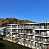 大磯町生沢の賃貸物件/北側の窓からの眺望｜敷地内にはゆとりを持って4棟建っています