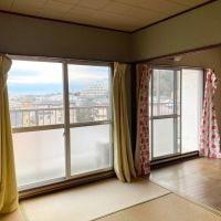 大磯町生沢の賃貸物件/改修前の和室とリビング｜元は和室と居間が襖で分かれていました