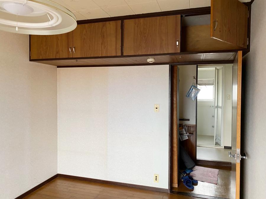 大磯町生沢の賃貸物件/改修前の洋室｜吊り戸棚は既存のものを白く塗って残しています