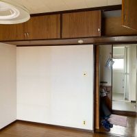 大磯町生沢の賃貸物件/改修前の洋室｜吊り戸棚は既存のものを白く塗って残しています