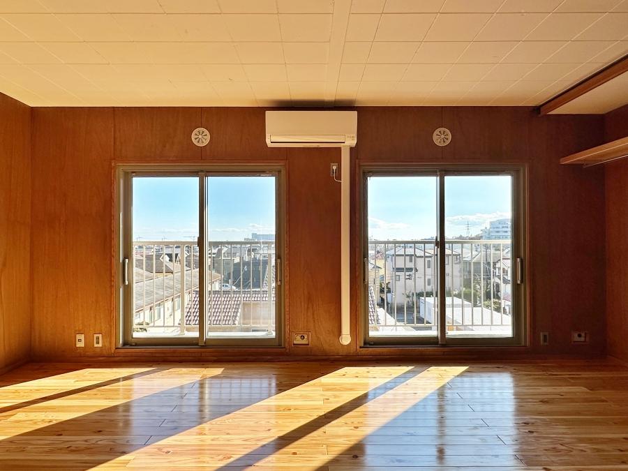 大磯町生沢の賃貸物件/リビング｜元は和室と居間が襖で分かれていました。4階の眺望は遮るものがありません