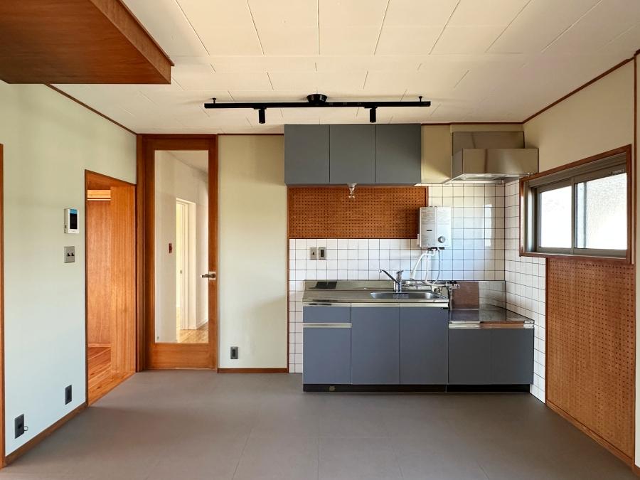 大磯町生沢の賃貸物件/ダイニングキッチン｜シンクの上と右手の壁は有孔ボードウォール。お気に入りのキッチングッズをガシガシ掛けてください