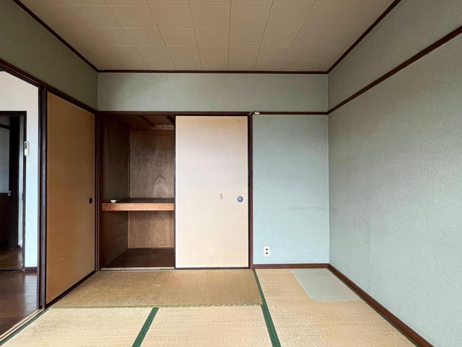 大磯町生沢の賃貸物件/改修前の南側の和室｜反対側の和室とは押入れと壁で仕切られていました
