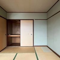 大磯町生沢の賃貸物件/改修前の南側の和室｜反対側の和室とは押入れと壁で仕切られていました