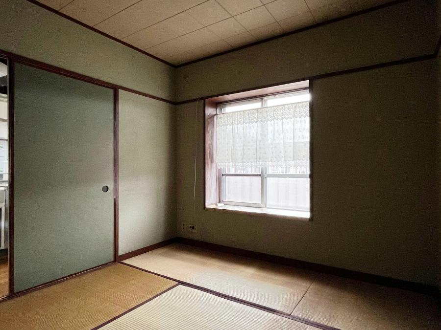 大磯町生沢の賃貸物件/北側の和室｜北側にも窓があるものの少し暗い印象でした