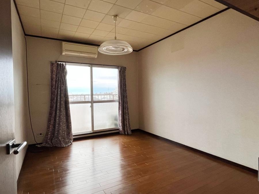 大磯町生沢の賃貸物件/改修前の洋室｜改修前はベージュの壁紙が貼ってありました