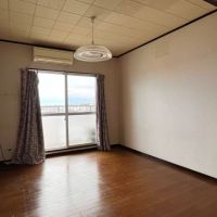 大磯町生沢の賃貸物件/改修前の洋室｜改修前はベージュの壁紙が貼ってありました