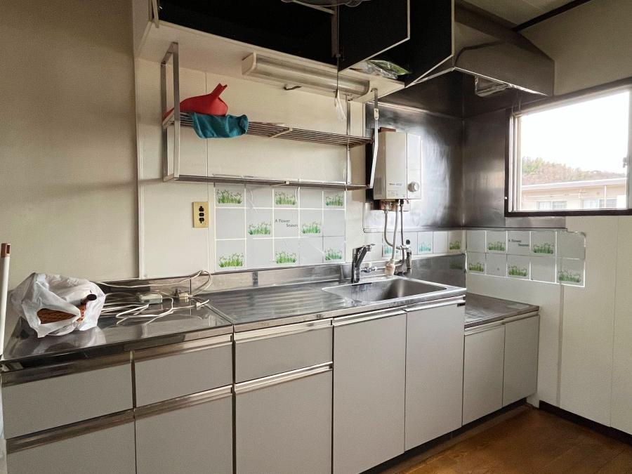 大磯町生沢の賃貸物件/キッチン｜比較的綺麗な状態だったので扉にダイノックシートを貼って印象を変えることにしました