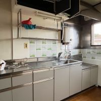 大磯町生沢の賃貸物件/キッチン｜比較的綺麗な状態だったので扉にダイノックシートを貼って印象を変えることにしました