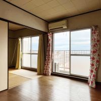 大磯町生沢の賃貸物件/改修前のリビング｜襖を外しても垂れ壁があり少し圧迫感がありそうです