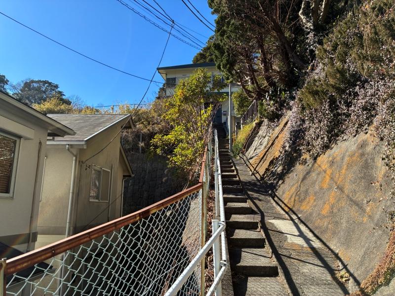 逗子市山の根二丁目の売買物件/アプローチ｜上に見えるのが物件。この上り下りを楽しめる方、お待ちしています