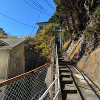 逗子市山の根二丁目の売買物件/アプローチ｜上に見えるのが物件。この上り下りを楽しめる方、お待ちしています