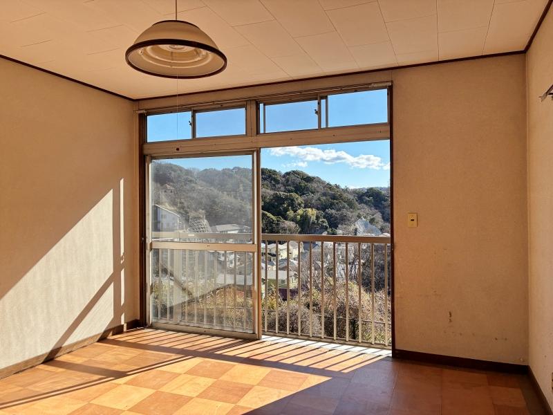 逗子市山の根二丁目の売買物件/2階 洋室1｜改装作業で疲れたら、景色を見ながら一服しましょう