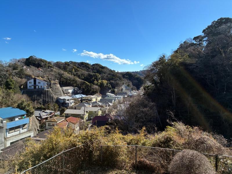 逗子市山の根二丁目の売買物件/眺望｜2階バルコニーから。逗子駅からそう遠くない場所で、こんな景色が見られるとは
