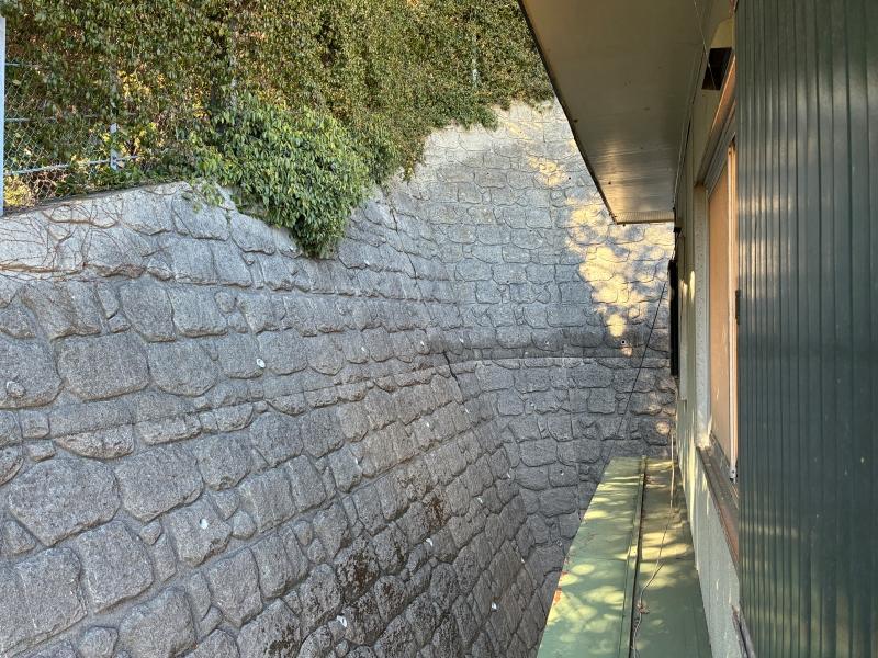 逗子市山の根二丁目の売買物件/建物西側｜裏には山が迫っていますが、擁壁工事は実施済みです