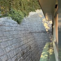 逗子市山の根二丁目の売買物件/建物西側｜裏には山が迫っていますが、擁壁工事は実施済みです