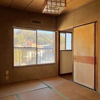 逗子市山の根二丁目の売買物件/2階 和室2｜全体的に日焼けして飴色になっています