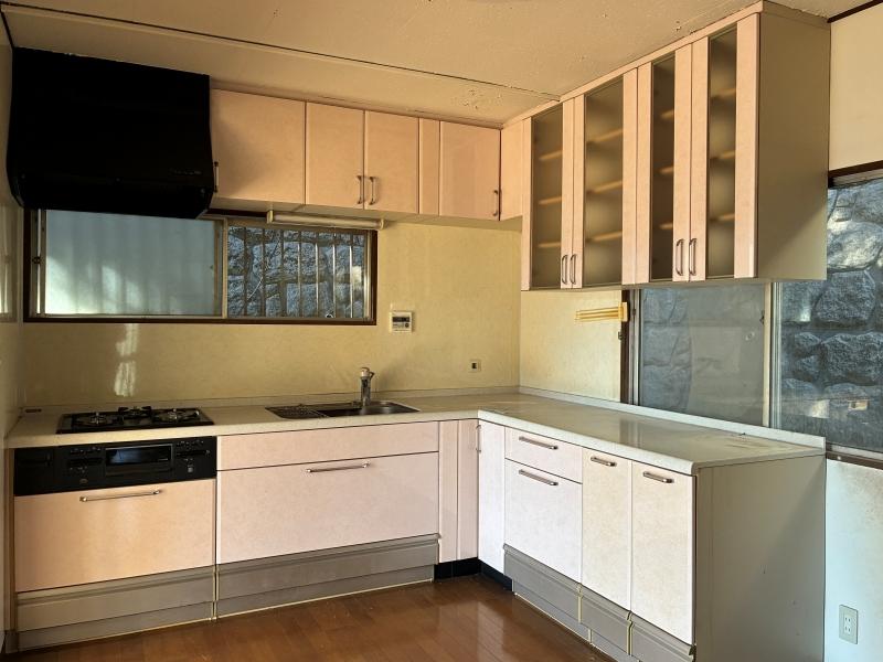 逗子市山の根二丁目の売買物件/1階 キッチン｜既存はL型の大きいキッチン。床下配管から切り替えてアイランド型にする、というのも良さそう