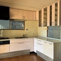 逗子市山の根二丁目の売買物件/1階 キッチン｜既存はL型の大きいキッチン。床下配管から切り替えてアイランド型にする、というのも良さそう