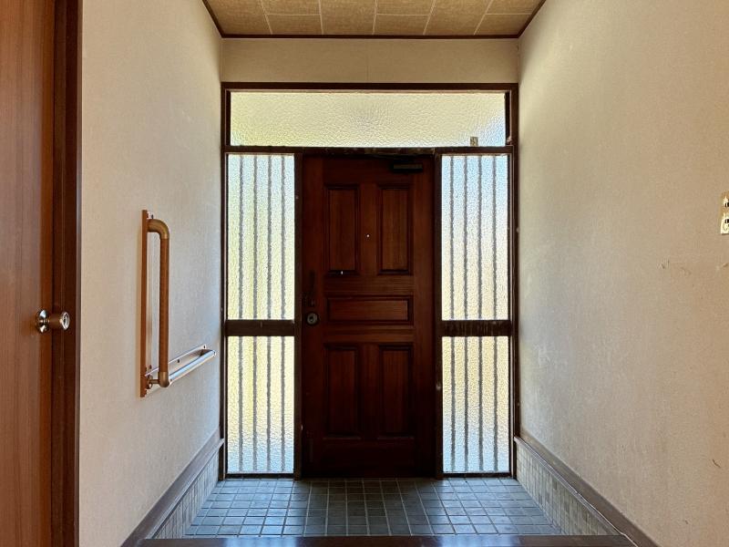 逗子市山の根二丁目の売買物件/1階 玄関｜この扉の先には坂道階段が待っています