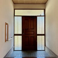 逗子市山の根二丁目の売買物件/1階 玄関｜この扉の先には坂道階段が待っています