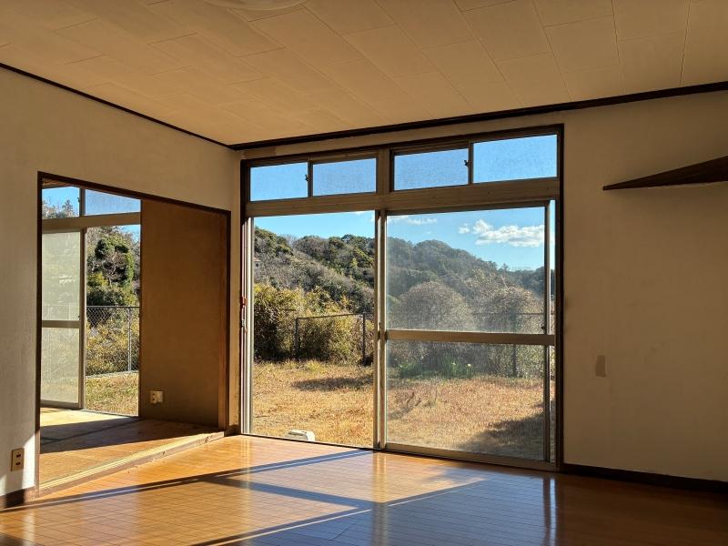 逗子市山の根二丁目の売買物件/1階 LDK｜部屋の中央にダイニングテーブルを置いて、庭と山並みを眺めながら食事、なんてイメージが湧きます