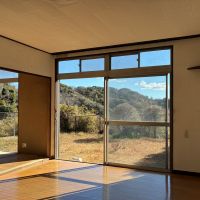 逗子市山の根二丁目の売買物件/1階 LDK｜部屋の中央にダイニングテーブルを置いて、庭と山並みを眺めながら食事、なんてイメージが湧きます