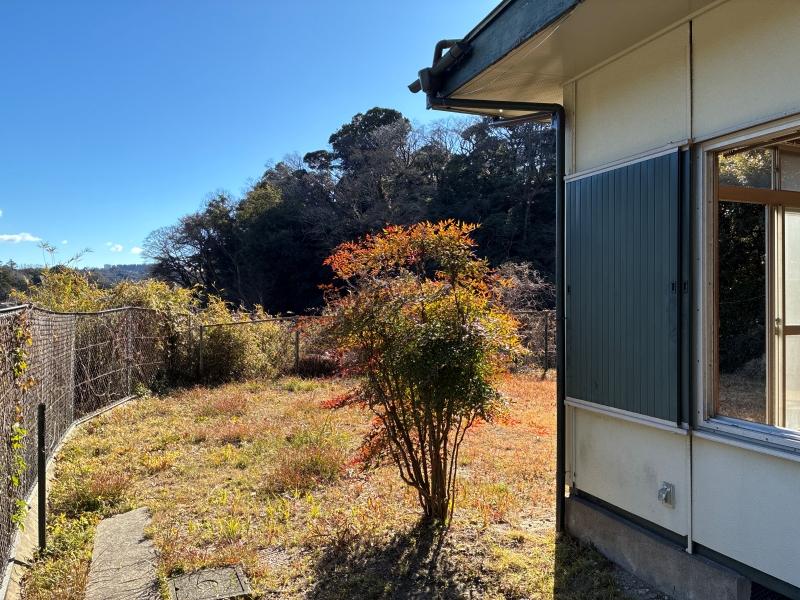 逗子市山の根二丁目の売買物件/庭｜玄関脇から中を通らず、直接庭に行けます。資材を庭に保管する場合はこちらが搬入ルートです