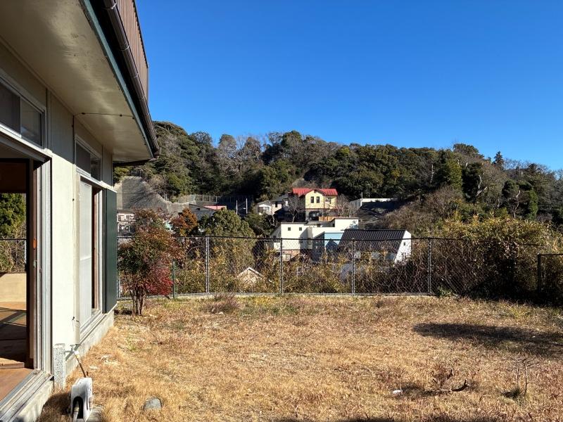 逗子市山の根二丁目の売買物件/庭｜ウッドデッキ、土間コンクリート、平石敷き・・・これだけ広ければ何種類もの外構工事にチャレンジできます