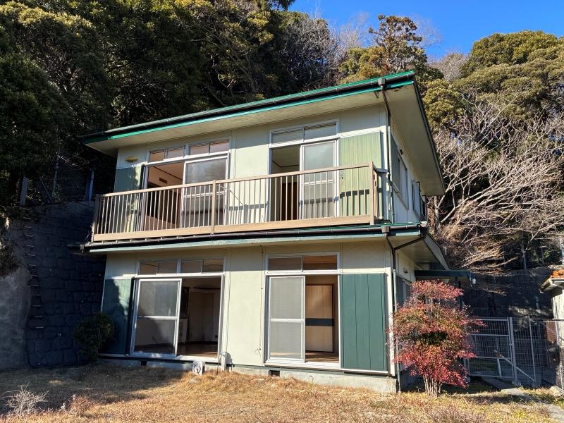 逗子市山の根二丁目の売買物件/外観｜シンプルな建物形状がよく分かります。外回りもゆったりなので、何とも改装しやすそうではありませんか