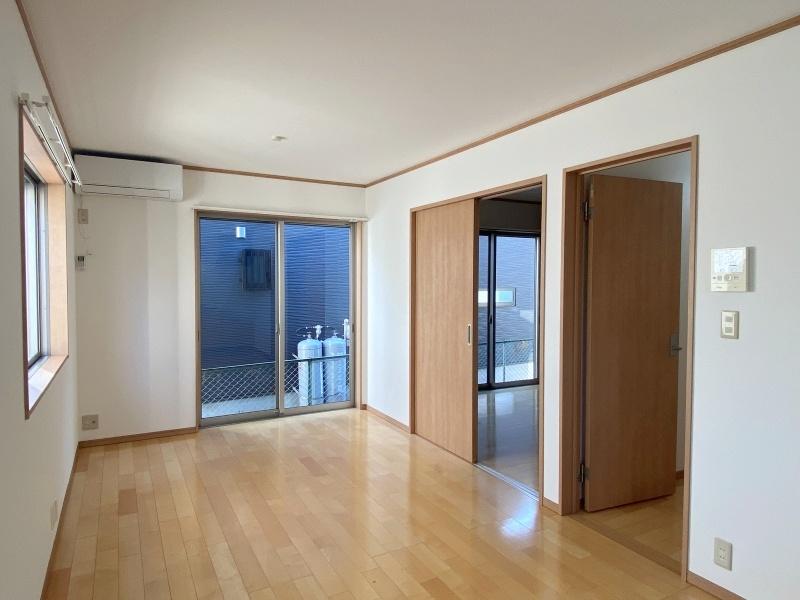 藤沢市藤沢一丁目の賃貸物件/ダイニングキッチン│隣と重ならない窓配置で、視線を感じずに過ごせそう