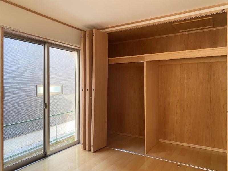 藤沢市藤沢一丁目の賃貸物件/洋室4.5帖│寝室にするならこの部屋でしょうか、大きな押し入れ収納もあります
