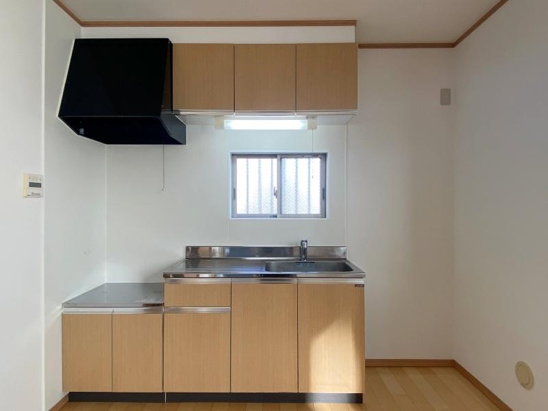 藤沢市藤沢一丁目の賃貸物件/キッチン│小窓のおかげで明るさもあり、換気もできそう